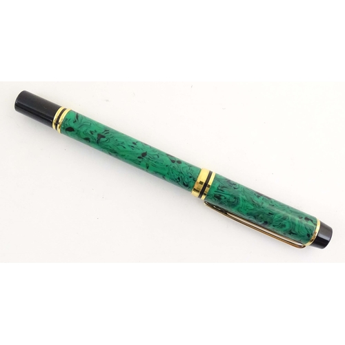 1151 - A cased Waterman 'Le Man 200' fountain pen, with green/black marbled finish and 18K gold nib. Approx... 