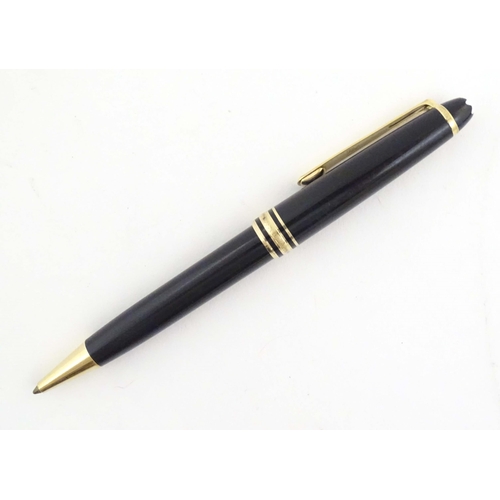 1154 - A cased Montblanc 'Meisterstuck' ballpoint pen, in black finish and decorated with gilt banding. App... 