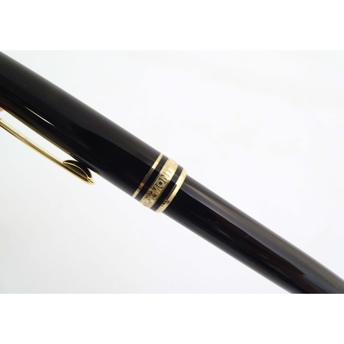 1155 - A cased Montblanc 'Meisterstuck' ballpoint pen, in black finish and decorated with gilt banding. App... 