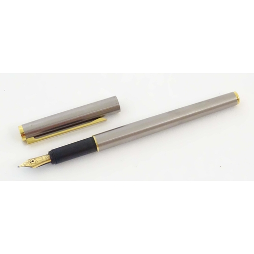 1159 - A Dunhill fountain pen, with rolled finish, gilt mounts and 14K gold nib. Approx. 5 1/2