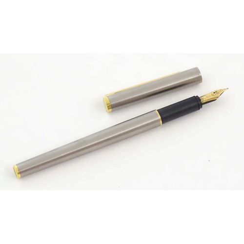 1159 - A Dunhill fountain pen, with rolled finish, gilt mounts and 14K gold nib. Approx. 5 1/2