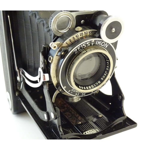 1165 - A quantity of 20thC film cameras and equipment, comprising: a Canon 8-2 cinecamera, a cased Braun Pa... 