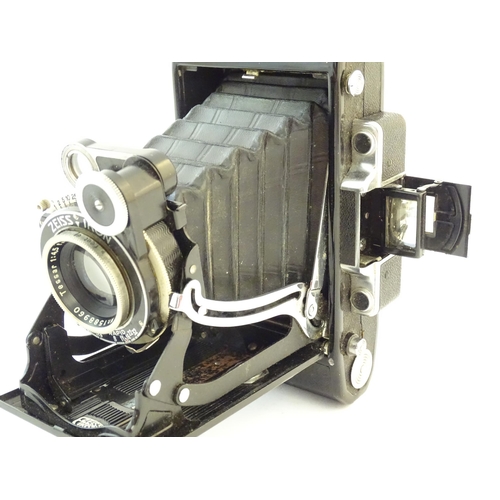 1165 - A quantity of 20thC film cameras and equipment, comprising: a Canon 8-2 cinecamera, a cased Braun Pa... 