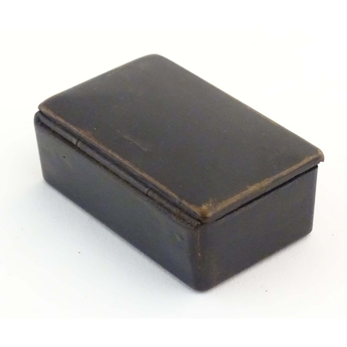 1199 - A 19thC lacquered snuff box with a hinged lid. Approx. 2 1/4