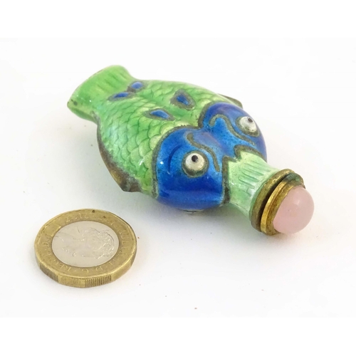 1220 - A 20thC snuff bottle with enamel fish decoration with rose quartz cabochon to lid. Approx. 2 3/4