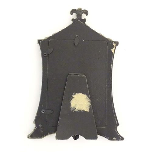 1236 - A 20thC easel back photograph frame with black lacquered detail. Approx. 9 1/4