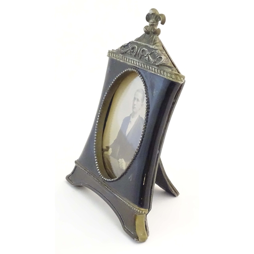 1236 - A 20thC easel back photograph frame with black lacquered detail. Approx. 9 1/4