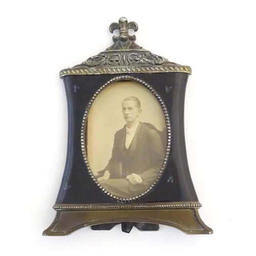 1236 - A 20thC easel back photograph frame with black lacquered detail. Approx. 9 1/4