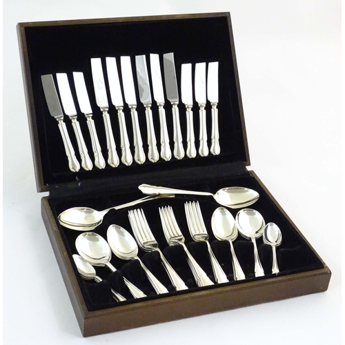 548 - A quantity of silver plate cutlery / flatware to include knives, forks, spoons, etc.