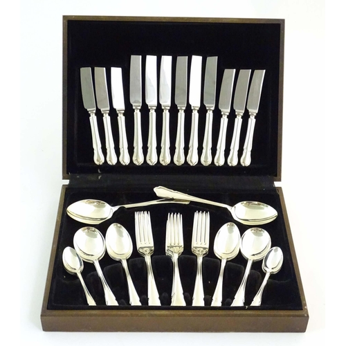 548 - A quantity of silver plate cutlery / flatware to include knives, forks, spoons, etc.