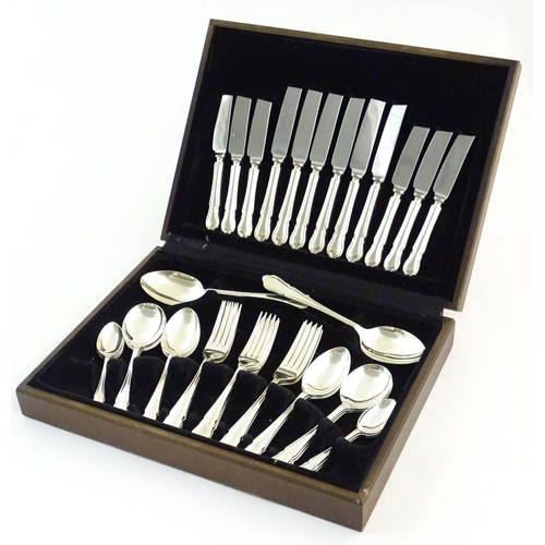 548 - A quantity of silver plate cutlery / flatware to include knives, forks, spoons, etc.