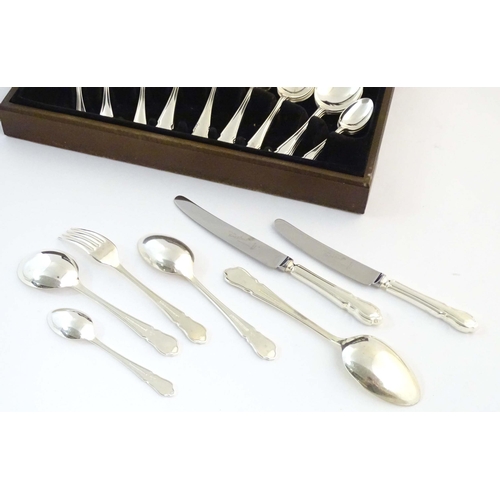 548 - A quantity of silver plate cutlery / flatware to include knives, forks, spoons, etc.