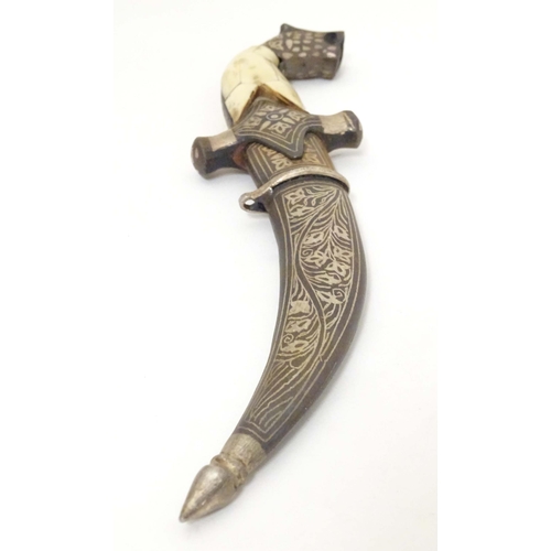 977 - A 19thC Eastern Khanjar / Jambiya dagger, the curved 5 1/2