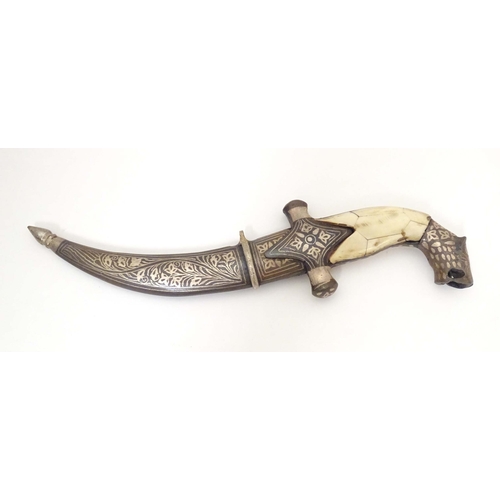 977 - A 19thC Eastern Khanjar / Jambiya dagger, the curved 5 1/2