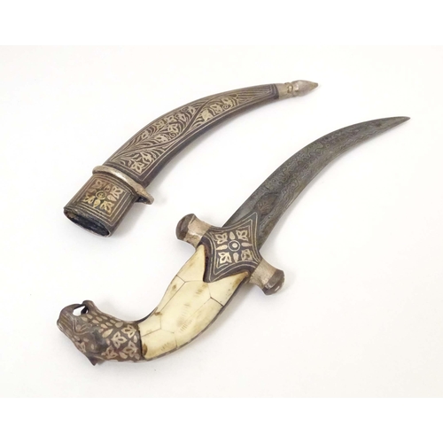 977 - A 19thC Eastern Khanjar / Jambiya dagger, the curved 5 1/2