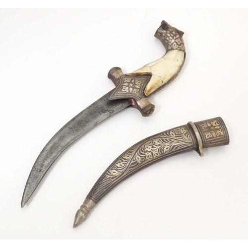 977 - A 19thC Eastern Khanjar / Jambiya dagger, the curved 5 1/2