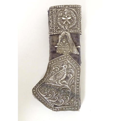 978 - Militaria: an early to mid 20thC cased Nepalese / East Asian knife, the 5