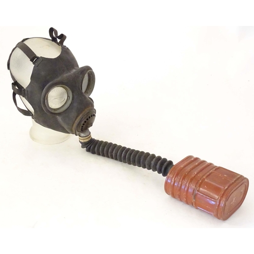 988A - Militaria, WW2 / WWII / World War 2 / Second World War : a No. 4A gas mask respirator, the container... 