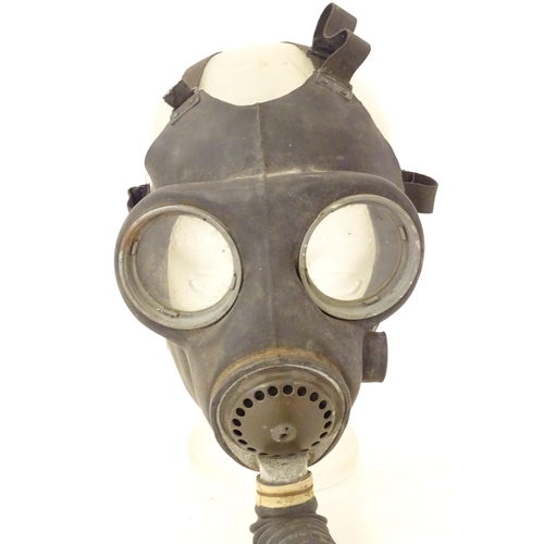 988A - Militaria, WW2 / WWII / World War 2 / Second World War : a No. 4A gas mask respirator, the container... 