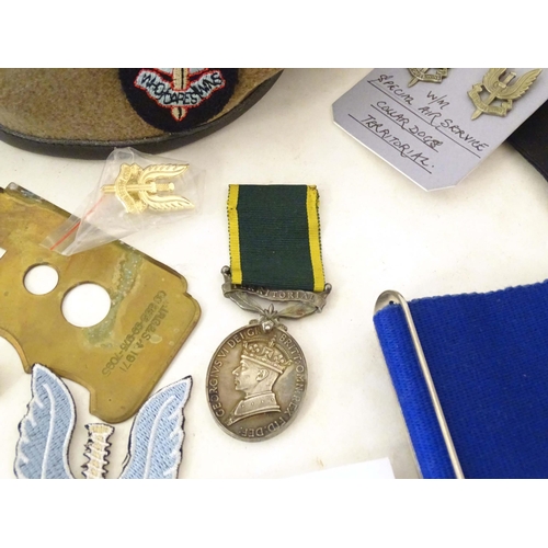 989 - Militaria: a quantity of 20thC military items, including a beret by Patey London Ltd, size 61 - 7 5/... 