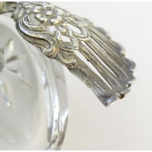 481 - A cut glass salt with silver mounts modelled as a swan. Approx. 2 3/4