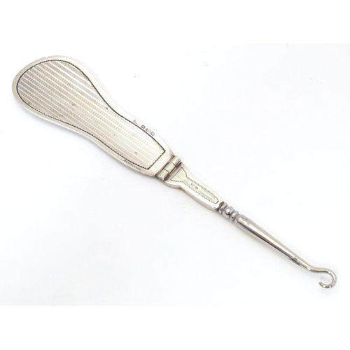 501 - A silver folding button hook / shoe horn, hallmarked London 1927, importer Israel Segalov. Approx. 6... 