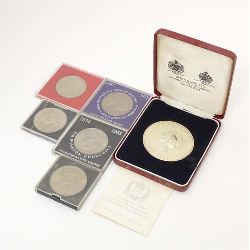 800 - Coins: A hallmarked silver 1977 Spink & Son Ltd. commemorative medal in honour of the silver jubilee... 