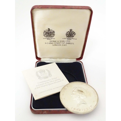 800 - Coins: A hallmarked silver 1977 Spink & Son Ltd. commemorative medal in honour of the silver jubilee... 