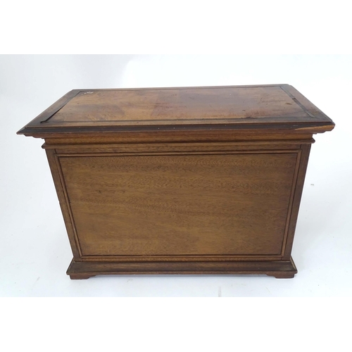 90 - A 20thC mahogany smokers table cabinet, the interior with pipe rests and two drawers. Approx 17