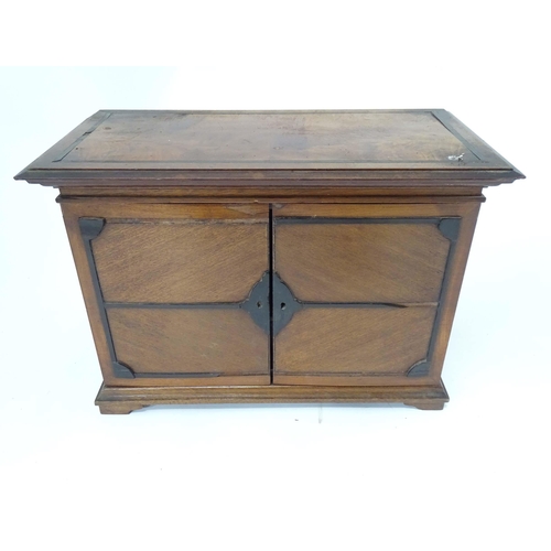 90 - A 20thC mahogany smokers table cabinet, the interior with pipe rests and two drawers. Approx 17