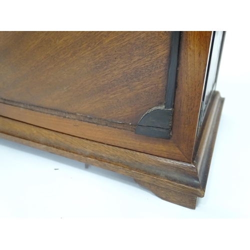 90 - A 20thC mahogany smokers table cabinet, the interior with pipe rests and two drawers. Approx 17