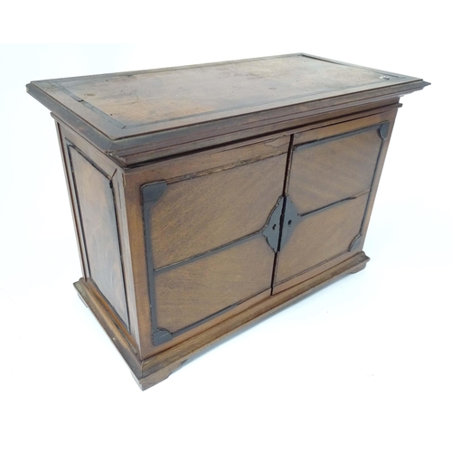 90 - A 20thC mahogany smokers table cabinet, the interior with pipe rests and two drawers. Approx 17