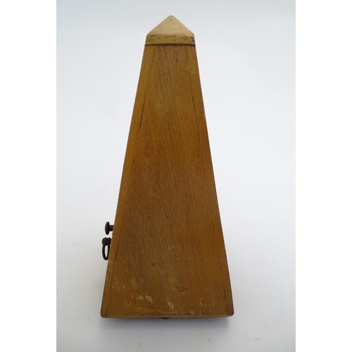 1059 - An early 20thC clockwork metronome, the pyramid case bearing brass plaque for 'Metronome Maelzel' an... 