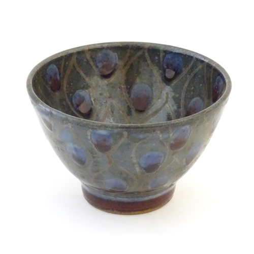 53 - A 20thC small studio pottery bowl with stylised feather detail. Stamped Horne to rim of foot. Approx... 