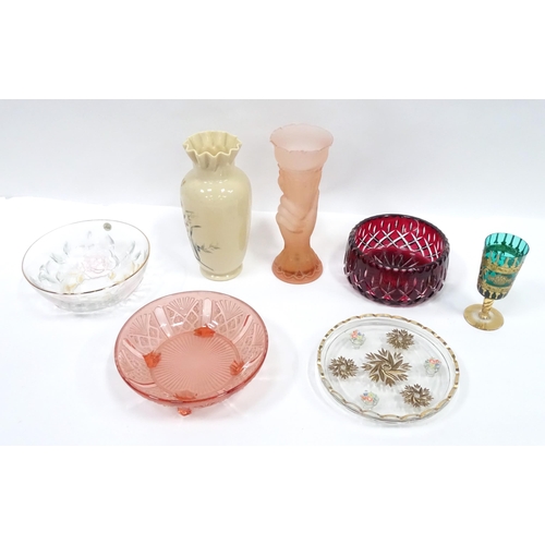 54 - A quantity of assorted glass to include bowls, vase etc (7)