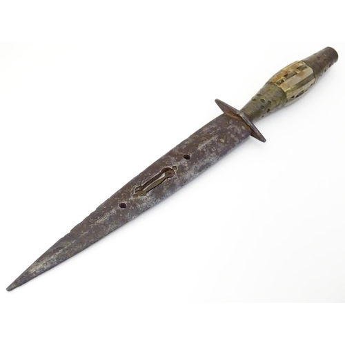 1812 - A 19thC Spanish Albacete dagger, the dual edged steel blade with reticulated medial ridge and brass ... 