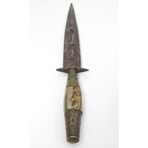 1812 - A 19thC Spanish Albacete dagger, the dual edged steel blade with reticulated medial ridge and brass ... 