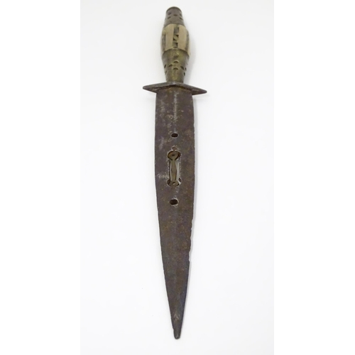 1812 - A 19thC Spanish Albacete dagger, the dual edged steel blade with reticulated medial ridge and brass ... 