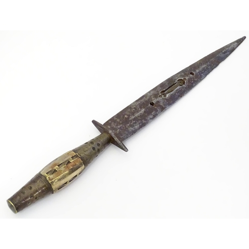 1812 - A 19thC Spanish Albacete dagger, the dual edged steel blade with reticulated medial ridge and brass ... 