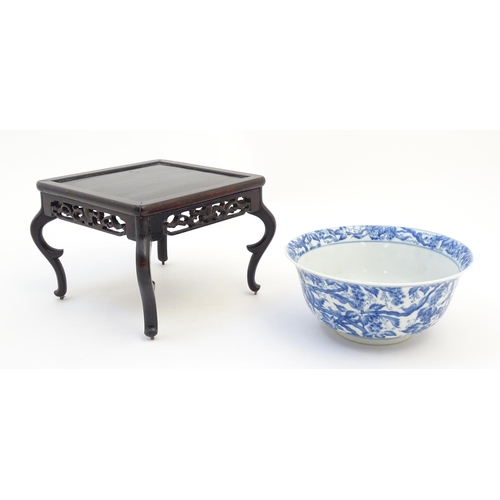46 - A Chinese blue and white bowl decorated with vine leaves and grapes. Character marks under. Approx. ... 