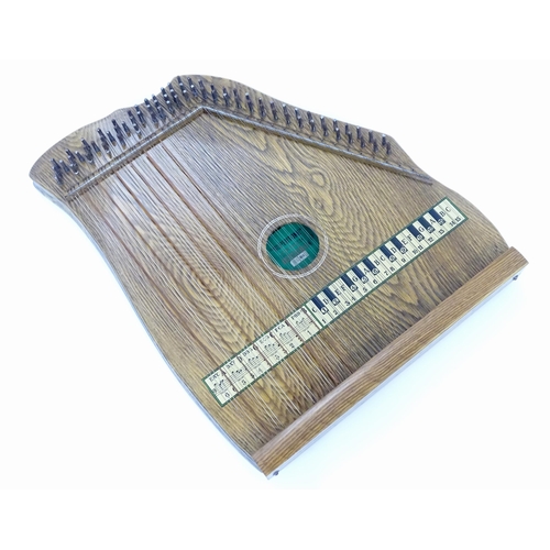 894 - Musical Instrument: a mid 20thC cased zither / autoharp, bearing interior label: 'Supertone Stringed... 