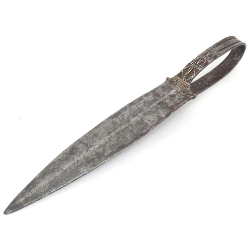 1813 - Militaria: a 19thC Indian Bichuwa / Bichawa dagger, the loop hilt decorated with linear patterns, 7