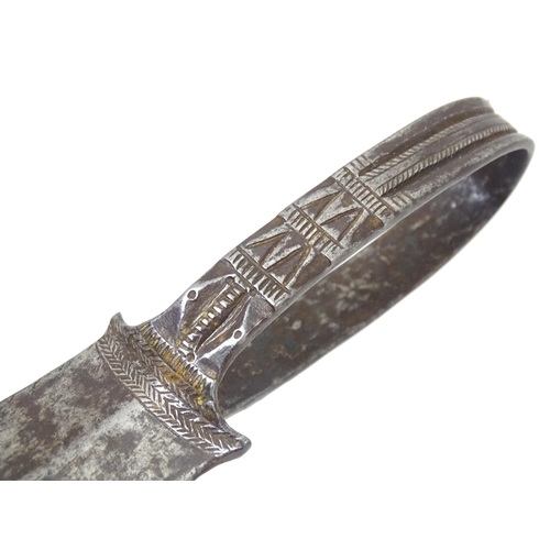 1813 - Militaria: a 19thC Indian Bichuwa / Bichawa dagger, the loop hilt decorated with linear patterns, 7