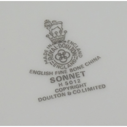 191 - A large quantity of Royal Doulton tea and dinner wares in the pattern Sonnet H5012 to include a meat... 