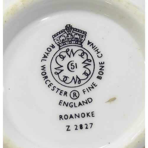 192 - A quantity of Royal Worcester tea and dinner wares in the Roanoke pattern to include dinner plates, ... 