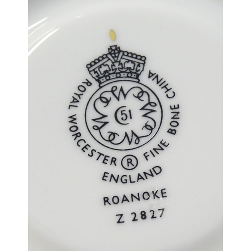 192 - A quantity of Royal Worcester tea and dinner wares in the Roanoke pattern to include dinner plates, ... 