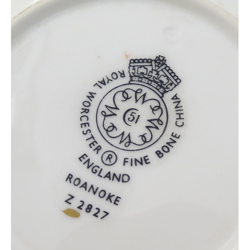 192 - A quantity of Royal Worcester tea and dinner wares in the Roanoke pattern to include dinner plates, ... 