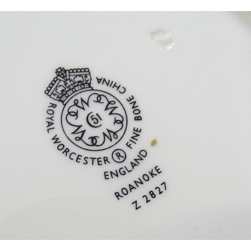 192 - A quantity of Royal Worcester tea and dinner wares in the Roanoke pattern to include dinner plates, ... 