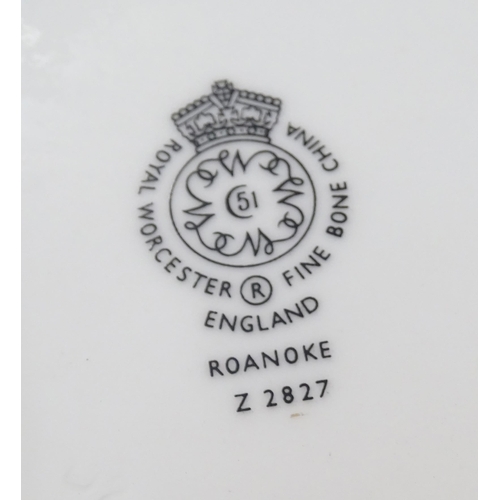 192 - A quantity of Royal Worcester tea and dinner wares in the Roanoke pattern to include dinner plates, ... 