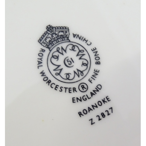 192 - A quantity of Royal Worcester tea and dinner wares in the Roanoke pattern to include dinner plates, ... 